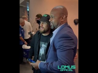 vasily lomachenko took a joint photo with roy jones "at usyk's fight