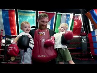 dmitry kudryashov teaches the basics of boxing to his sons