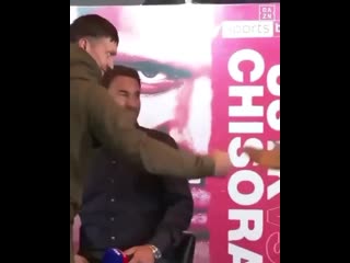 hugs usyk and chisora ​​at the weigh-in