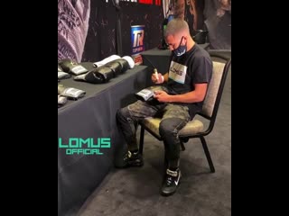 loma signing autographs for his fans