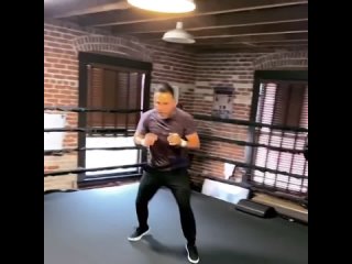 still in shape: 48-year-old oscar de la hoya showed shadow boxing