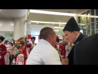 alexander povetkin was warmly welcomed at the moscow airport