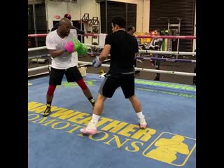 floyd mayweather trained with undefeated lightweight prospect rolando romero (11-0, 10 kos) to work on defense