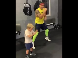 oleksandr usyk and his son show hand speed