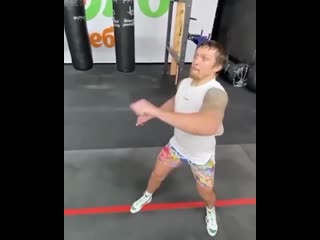 usyk shows trick with 4 coins.