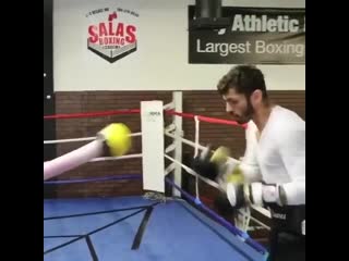 jorge linares working on his defense against the long arm