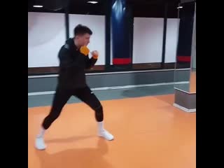 evaluate the technique and speed of a young boxer