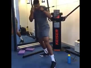 anthony joshua works out his left hook on the simulator