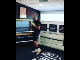 tyson fury showed what legs are in boxing