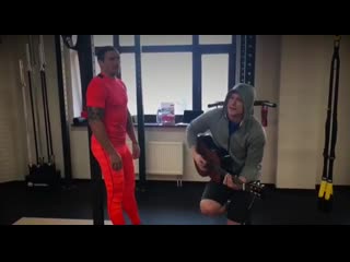 oleksandr usyk sang the song "what a pain", dedicating it to the defeat of kyiv "dynamo"