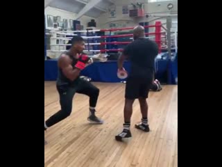 anthony joshua doing long-distance work on his paws