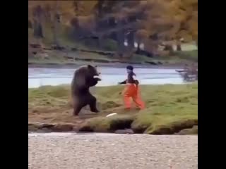 fight of a man against a bear i have never seen anything like this