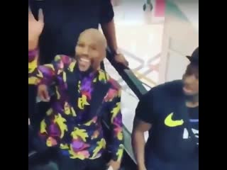 floyd mayweather visits the philippines, it looks like there is a sighting for the fight with pacquiao