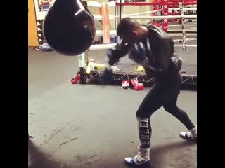 canelo alvarez practicing a power low kick