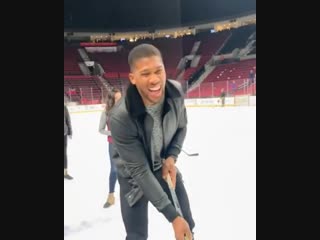 anthony joshua went on the ice and tried himself as a hockey player.