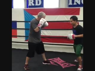 freddie roach remembered his youth and works in the ring on the paws with his assistant marvin somodino