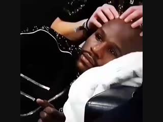 floyd mayweather relaxing.