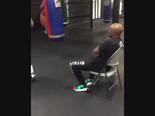 floyd mayweather controls gervonta davis' work on the heavy bag