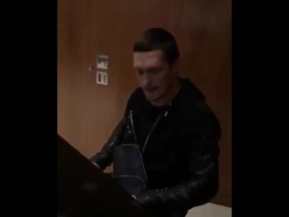 oleksandr usyk is not only a dancer, but also an excellent pianist).