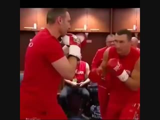 vitali klitschko warming up wladimir klitschko before the fight.