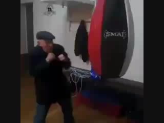 how an 87-year-old grandfather remembered his youth and showed his boxing form.