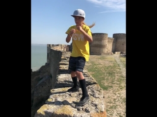 promising ukrainian kira makogonenko conducts a shadow fight over the abyss of the akkerman fortress.