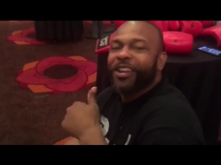 roy jones sends his regards before the fight of his ward with bivol.