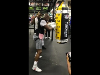 floyd mayweather continues his training.